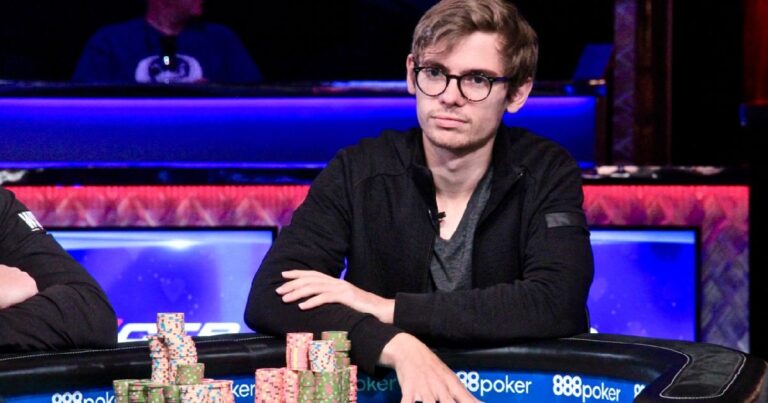 Photo of streamer Fedor Holz at a poker tournament